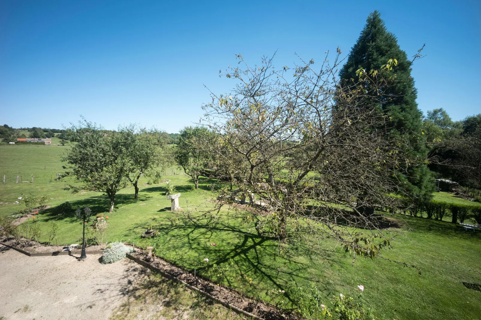 Curtille du Mesnil 2-Uitzicht zomer