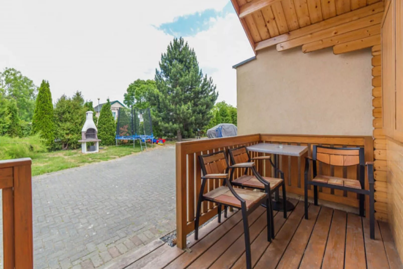 Vakantiehuis in Mielno, vlakbij het meer-Buitenkant zomer