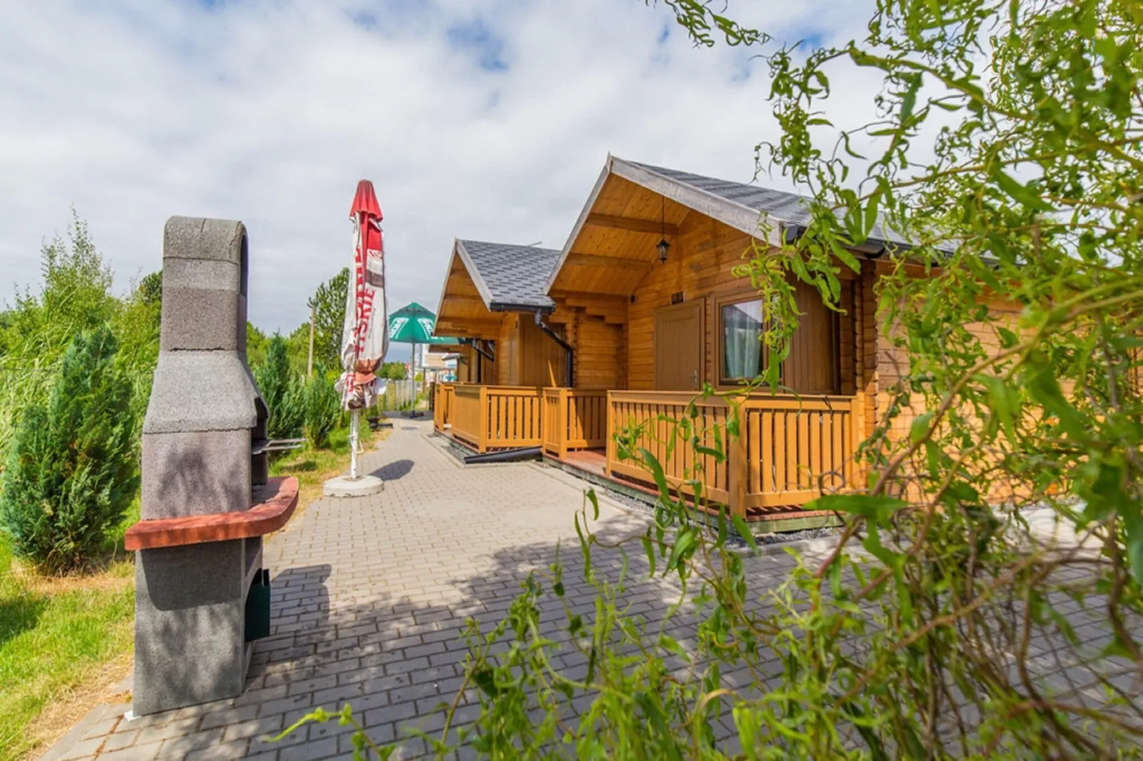 Vakantiehuis in Mielno, vlakbij het meer-Buitenkant zomer