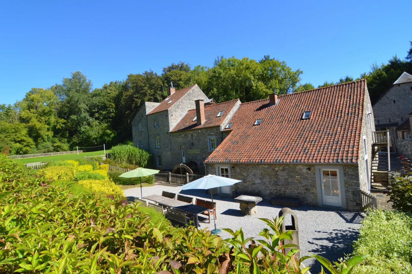 Le Grand Moulin de Denée-Buitenkant zomer