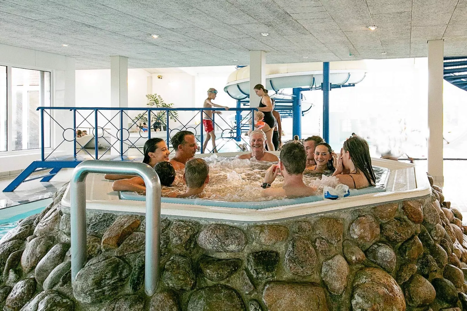 4 persoons vakantie huis op een vakantie park in Ringkøbing-Zwembad