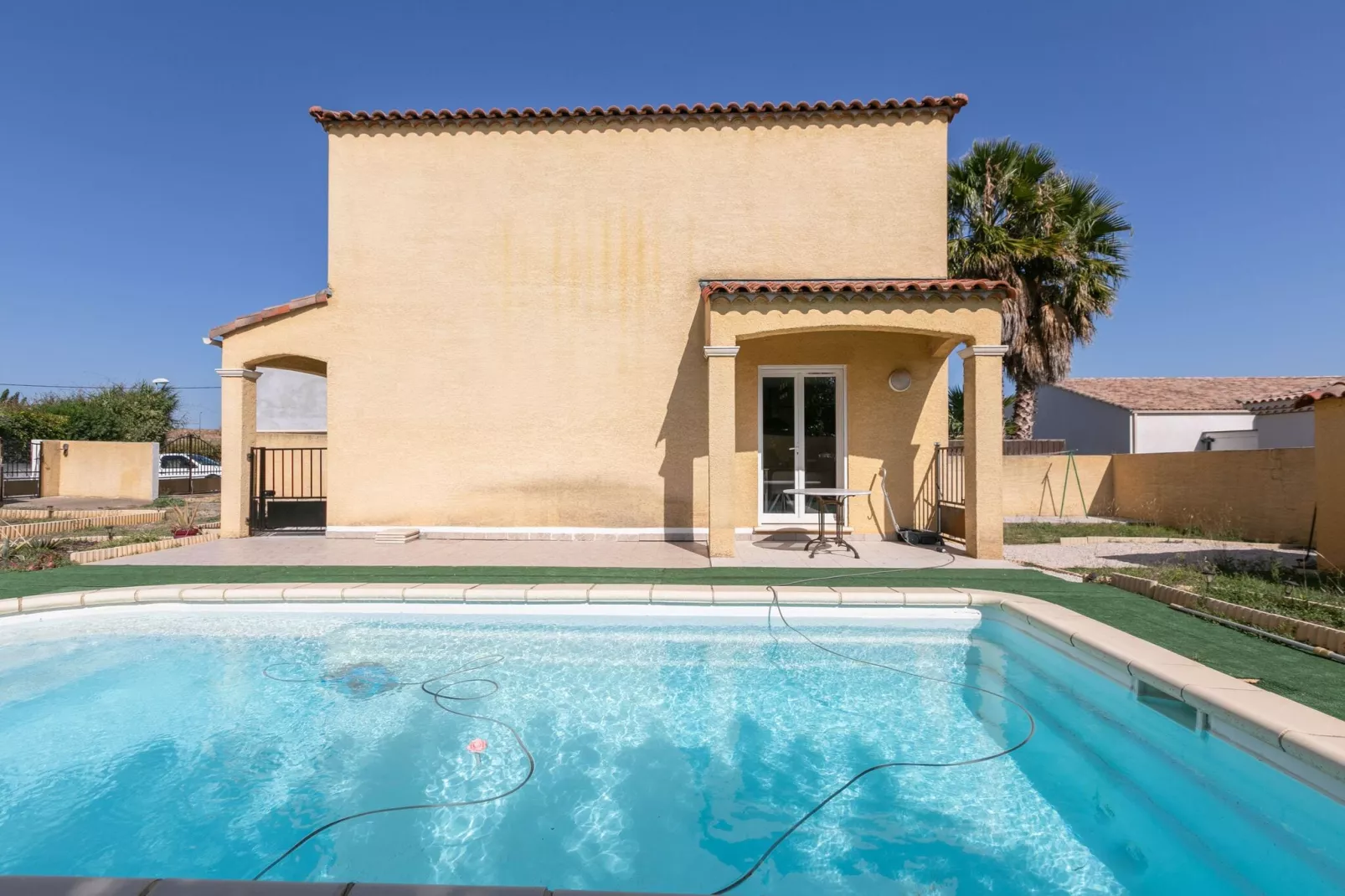 MAISON PISCINE AU CALME A PINET-Buitenkant zomer