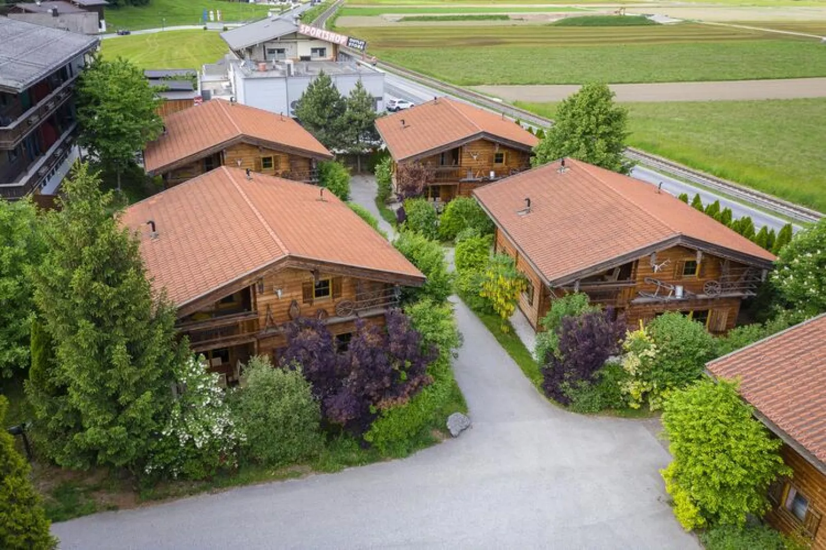 Chalets Almdorf Zillertal Fügen-Haus 8 Personen-Buitenkant zomer