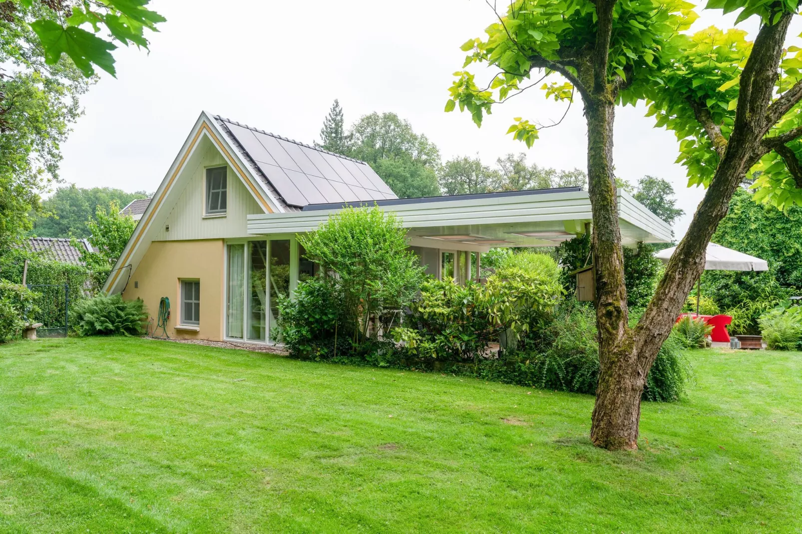 De Engelse tuin van Oldenzaal-Buitenkant zomer