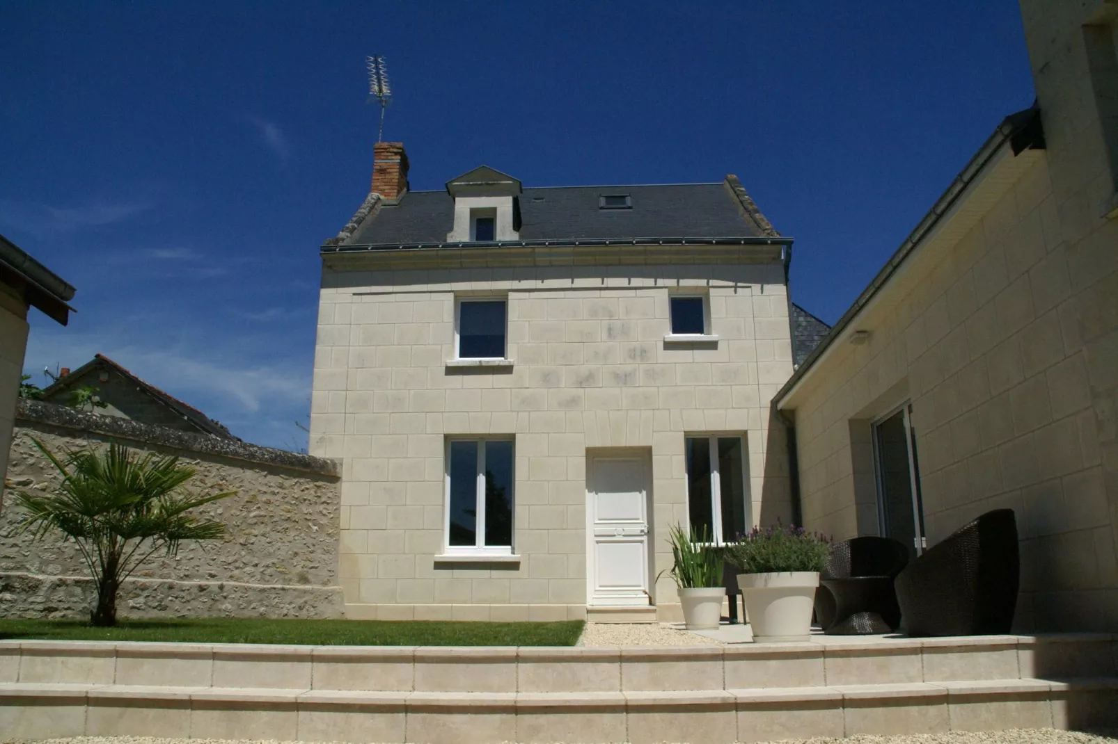 Maison de vacances Beaumont en Véron-Buitenkant zomer