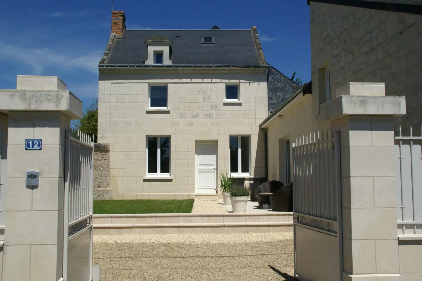 Maison de vacances Beaumont en Véron-Buitenkant zomer