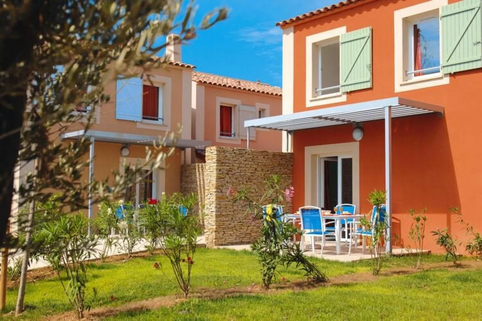 Appartement in Aigues-Mortes met een terras-Buitenkant zomer