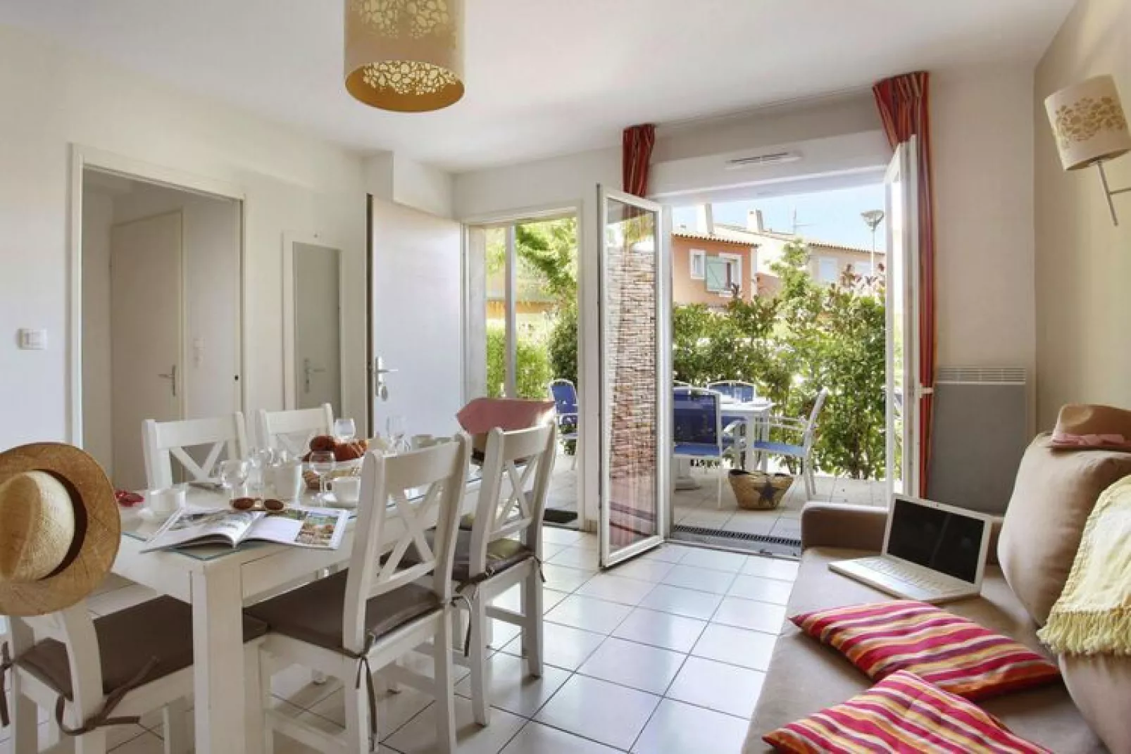 Appartement in Aigues-Mortes met een terras-Woonkamer