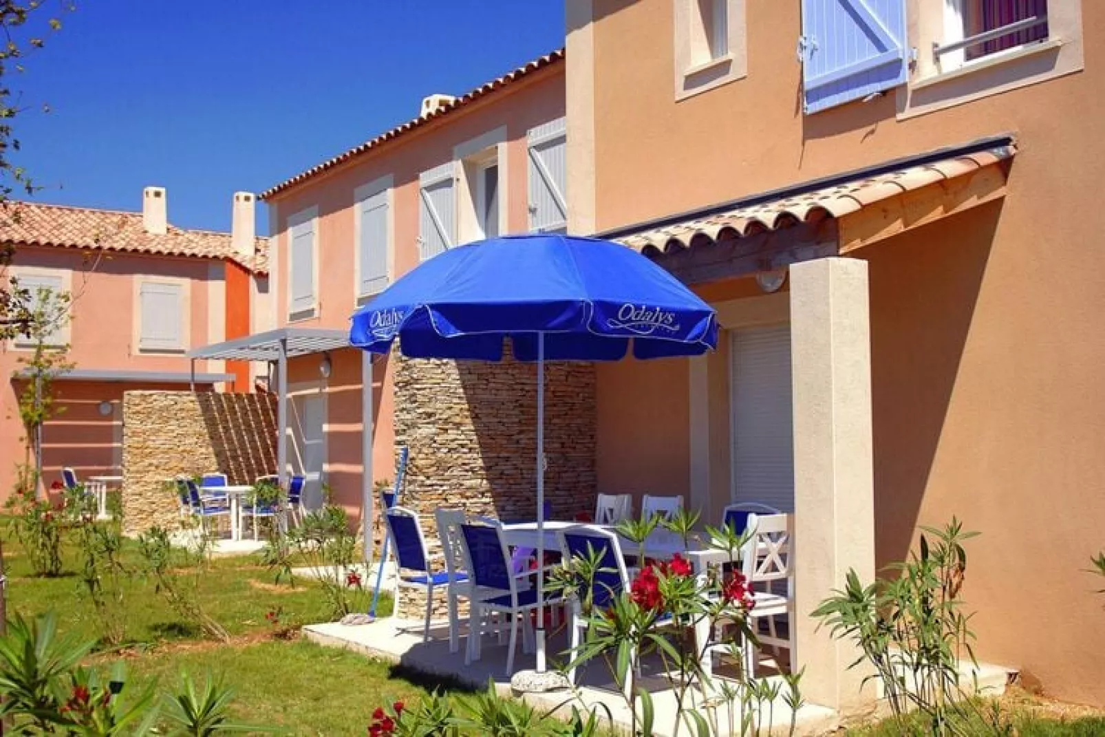 Appartement in Aigues-Mortes met een terras-Buitenkant zomer