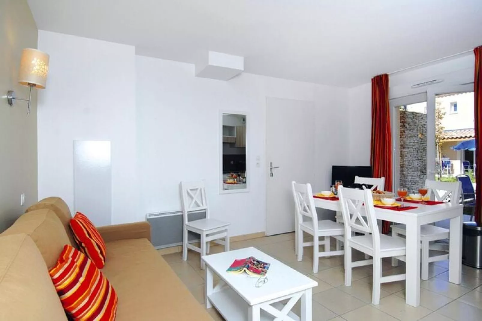 Appartement in Aigues-Mortes met een gedeeld zwembad-Woonkamer