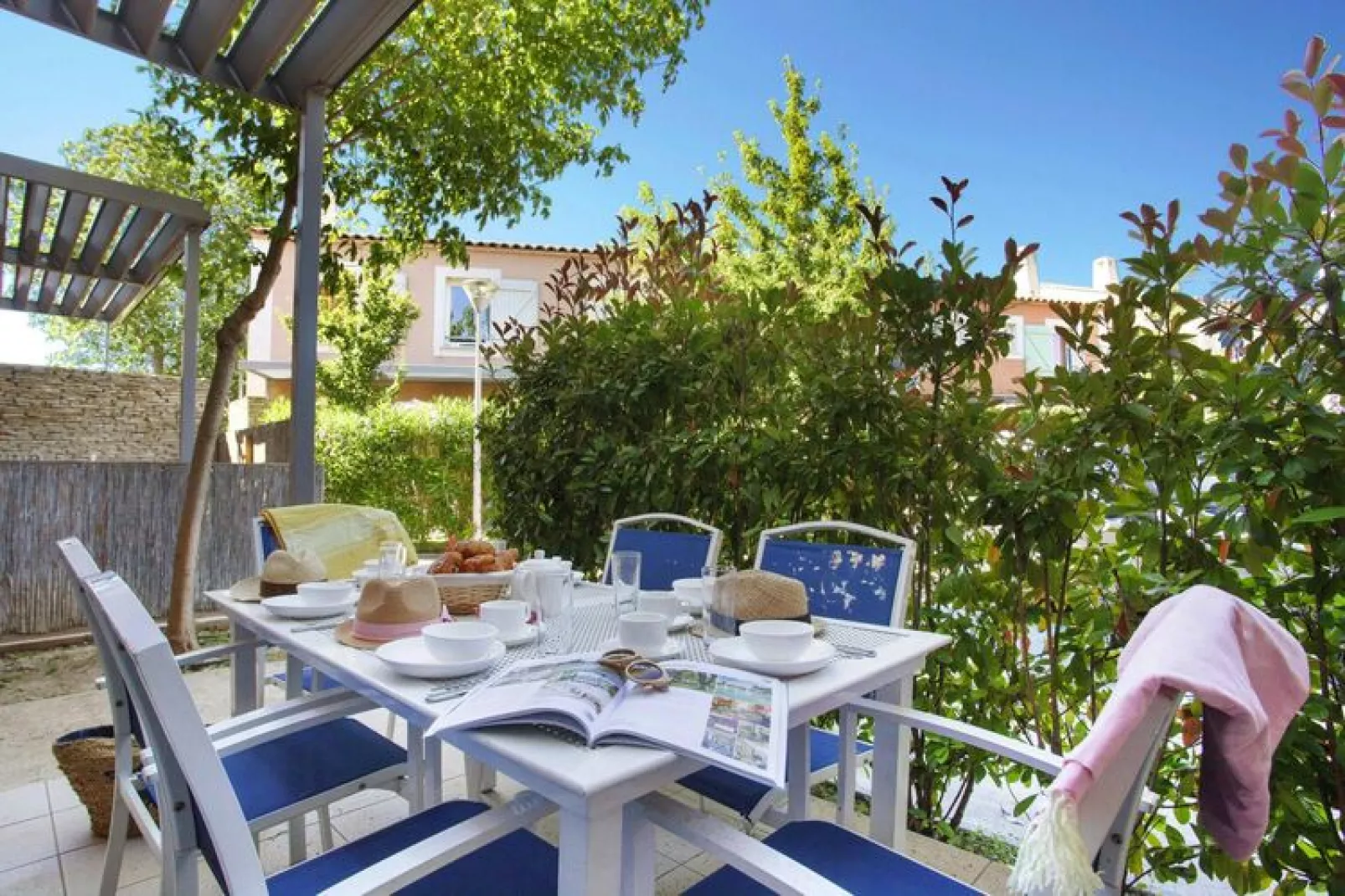 Appartement in Aigues-Mortes met een gedeeld zwembad-Terras