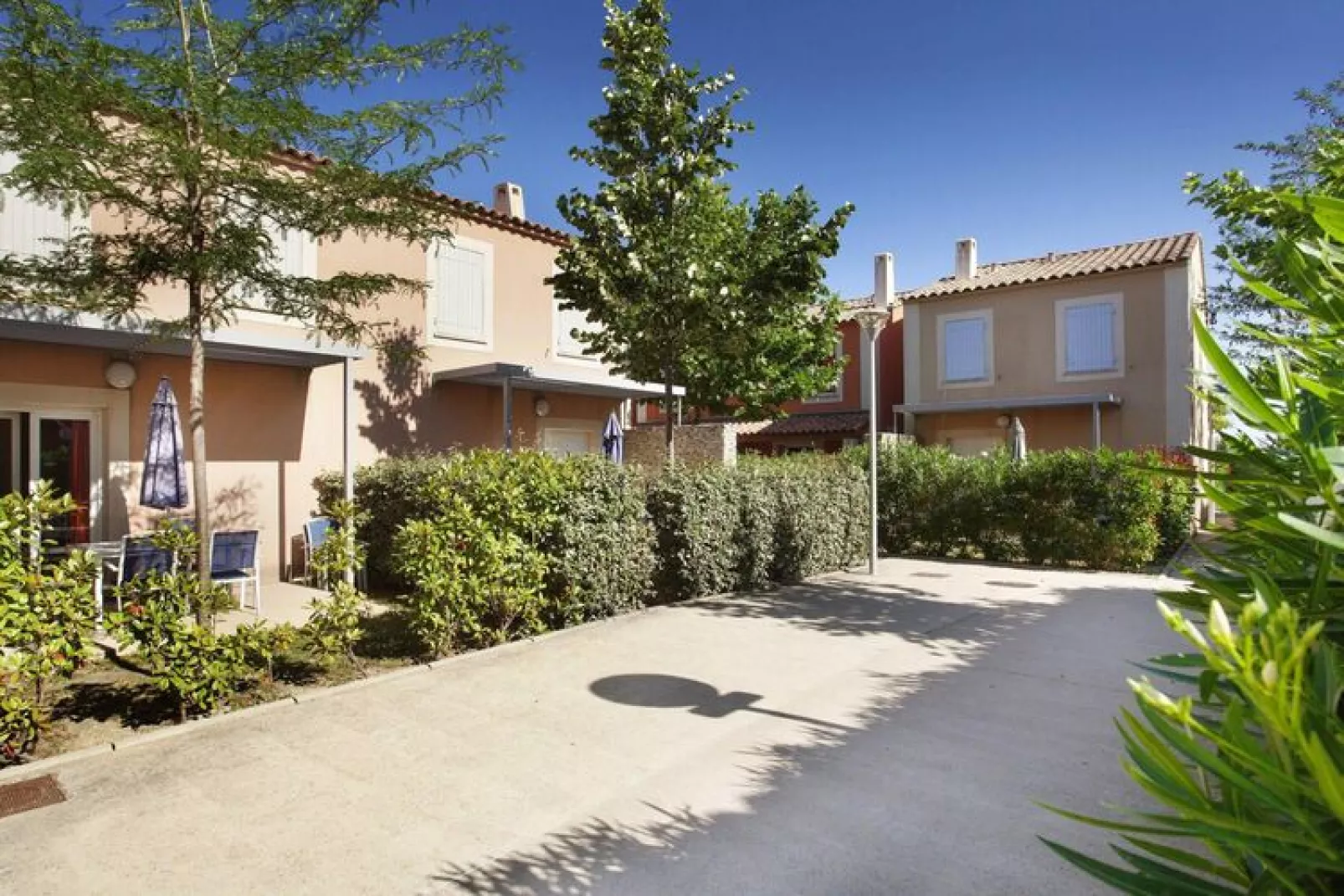 Appartement in Aigues-Mortes met een gedeeld zwembad-Buitenkant zomer