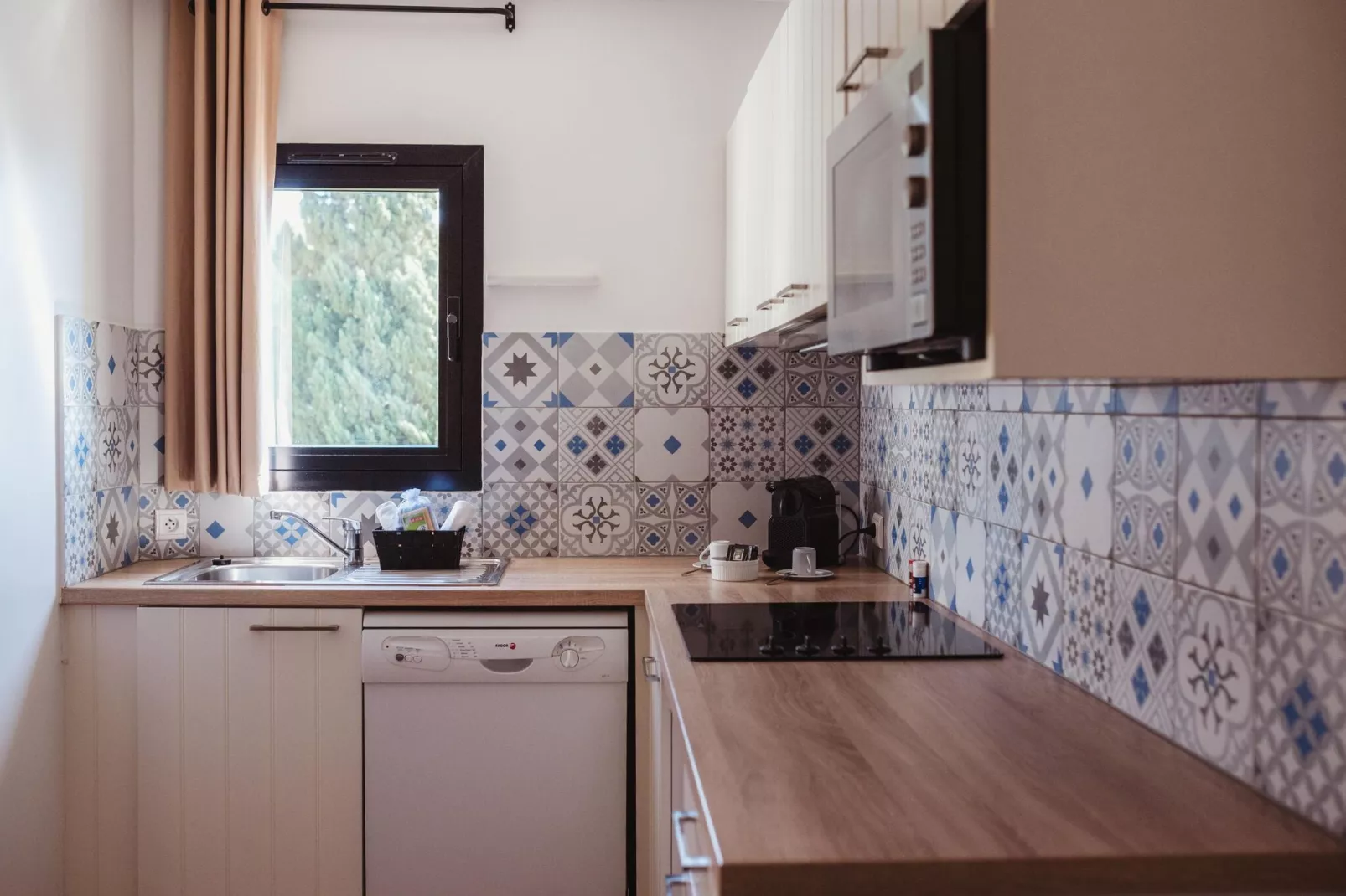 Residence du Bailli Rayol-Canadel-sur-Mer-Apt 2/4 pers RDJ vue jardin-Keuken