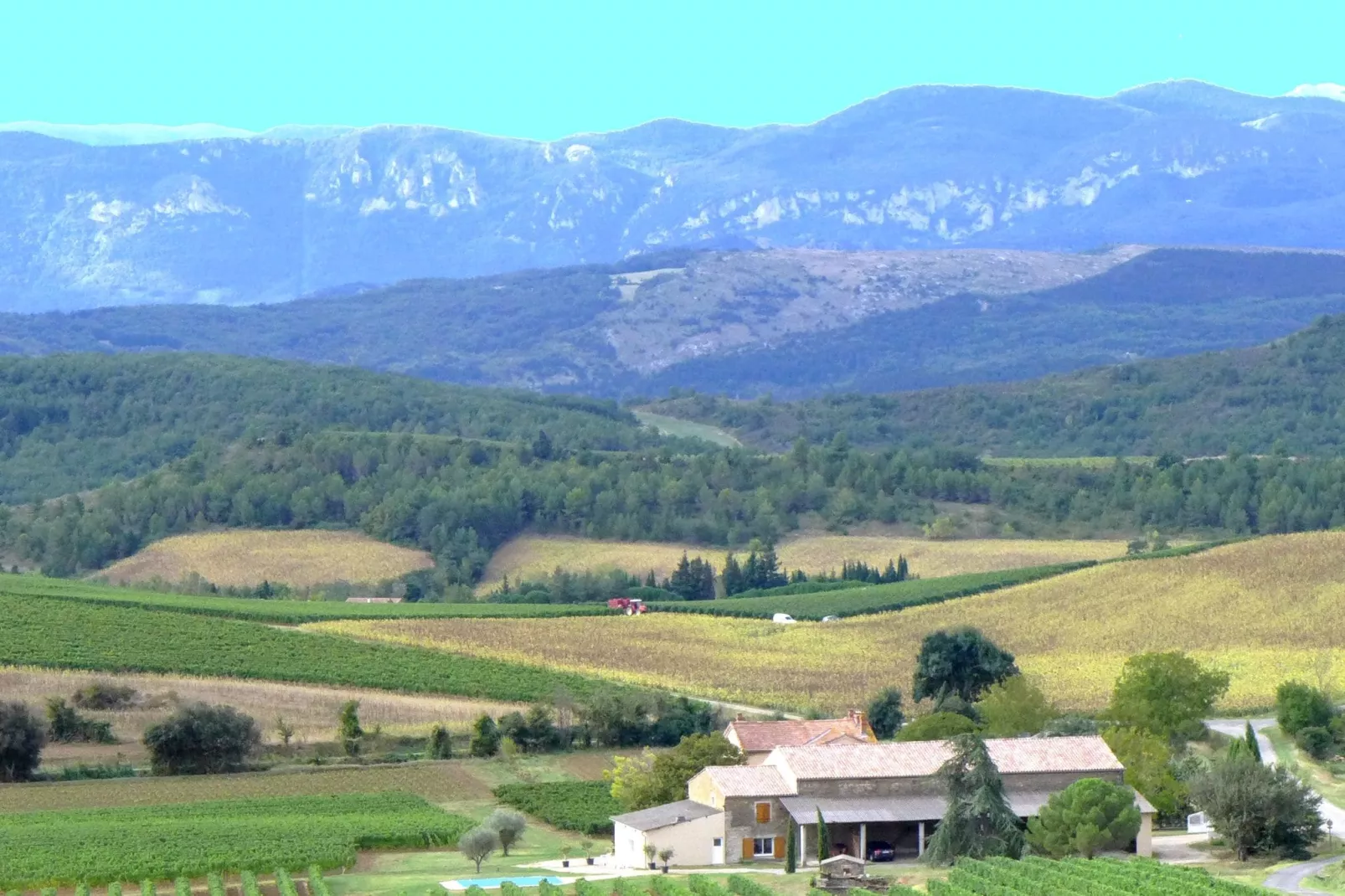 Conilhac-de-la-Montagne-Buitenkant zomer