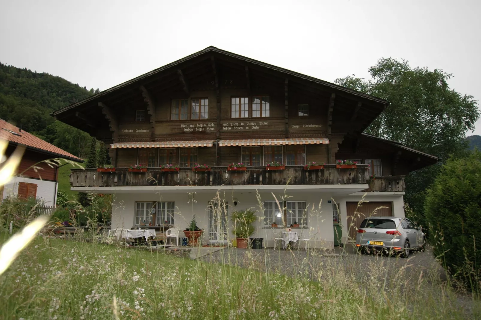 Haus Zumbrunn-Buitenkant zomer