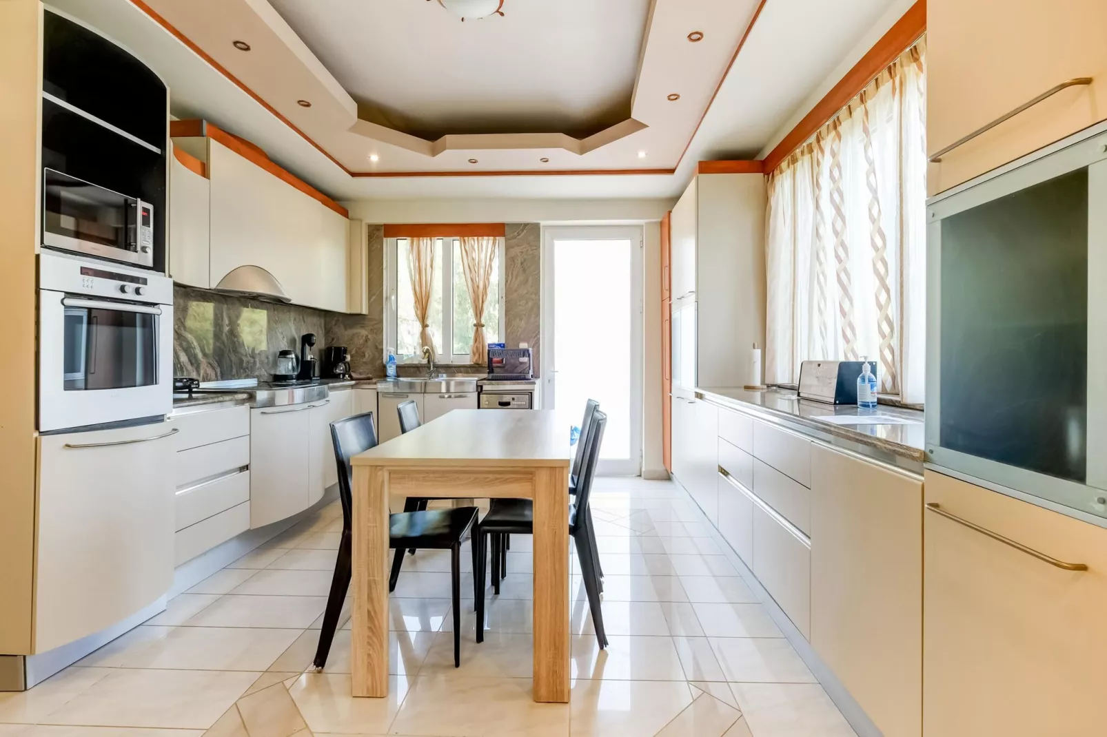 Louis Luxury Villa-Keuken