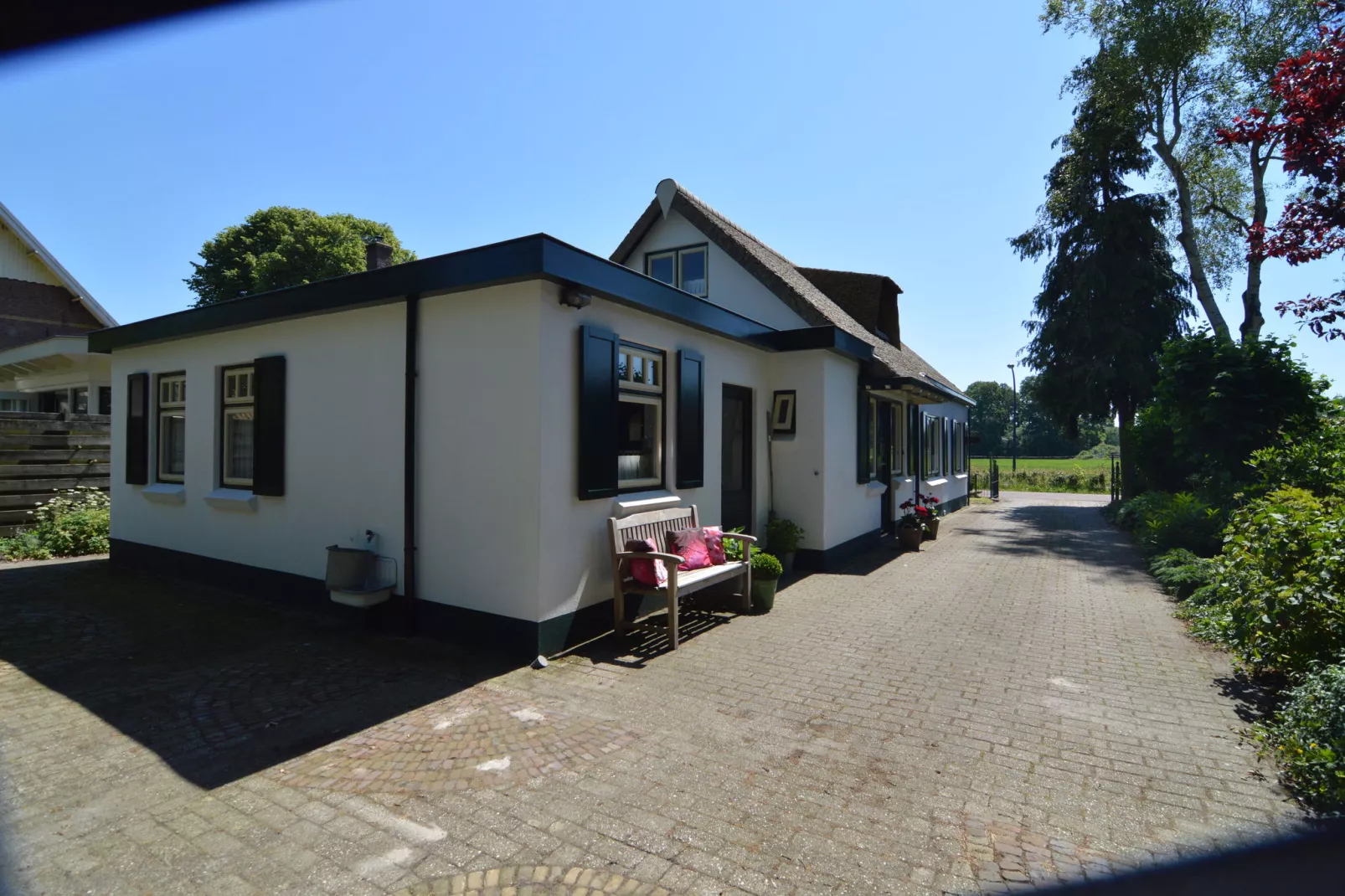 Little White Cottage-Buitenkant zomer