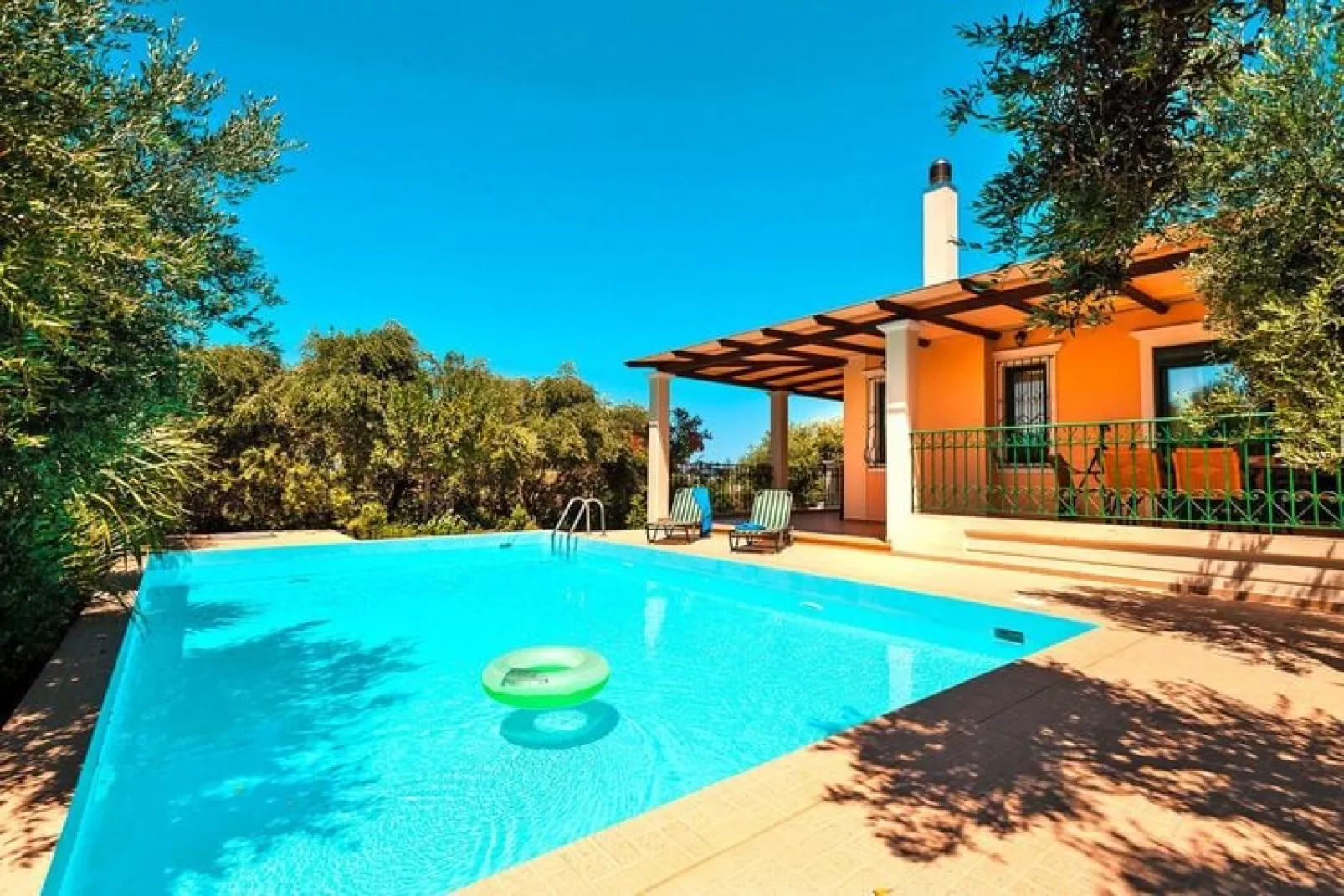 Villa Valia Galatas-Zwembad