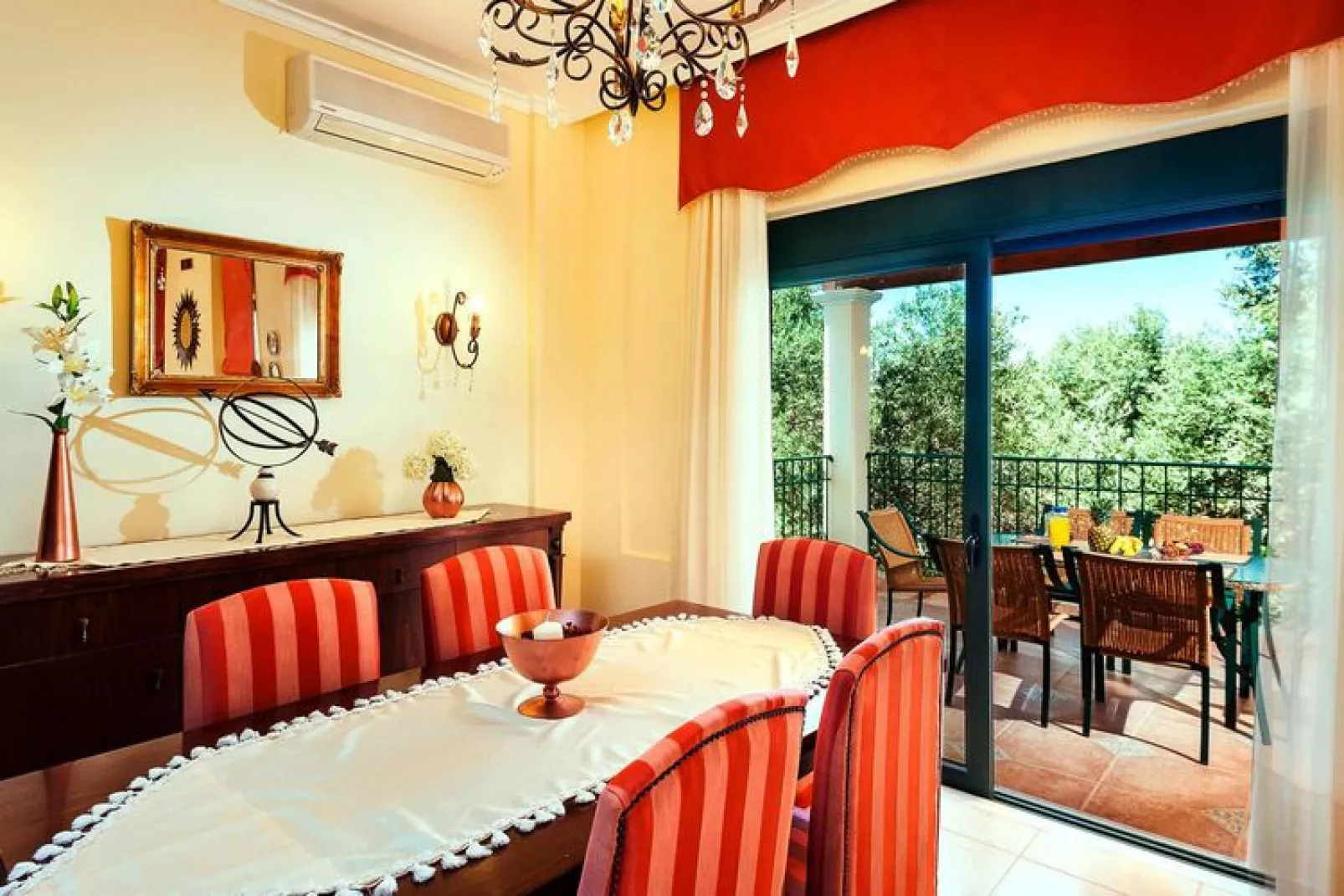 Villa Valia Galatas-Eetkamer