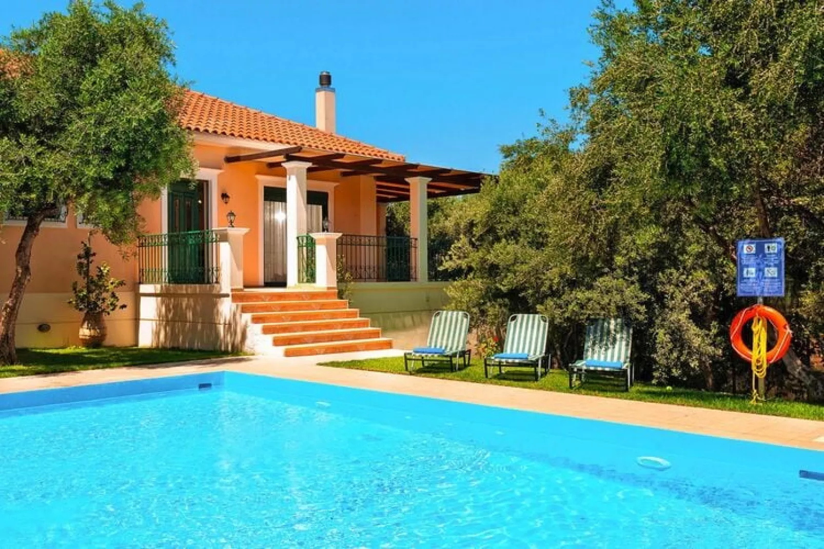 Villa Valia Galatas-Zwembad