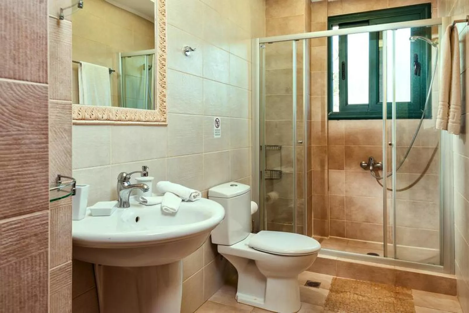 Villa Valia Galatas-Badkamer