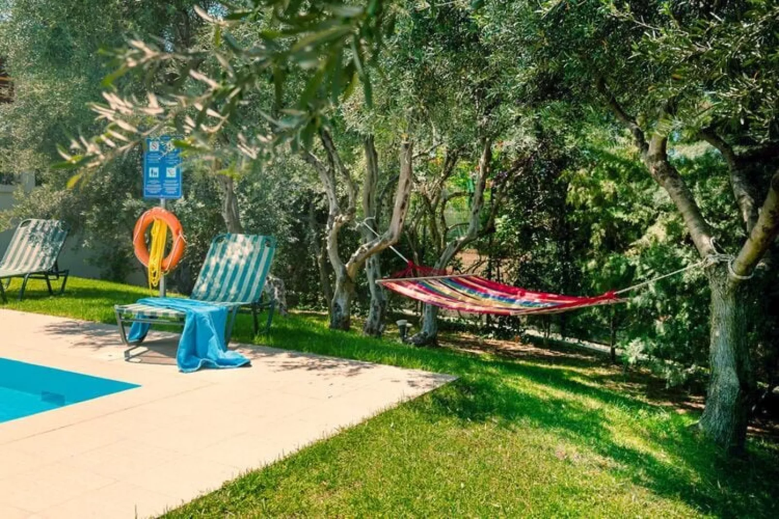Villa Valia Galatas-Tuinen zomer