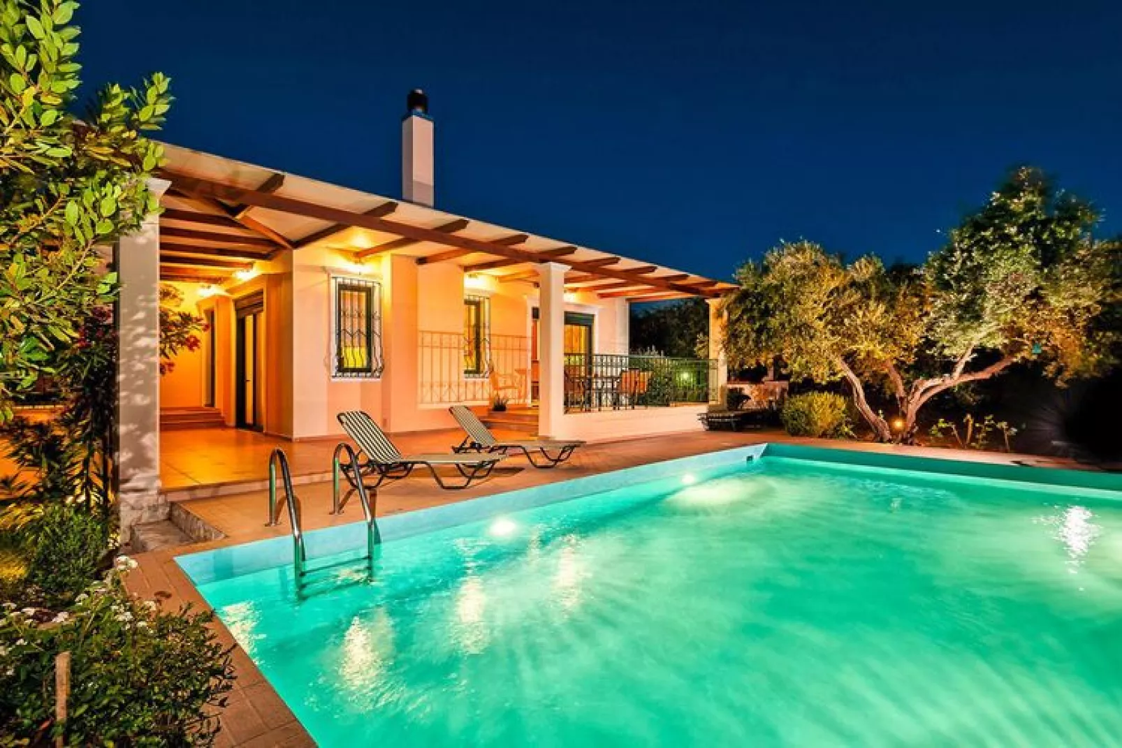 Villa Valia Galatas-Zwembad