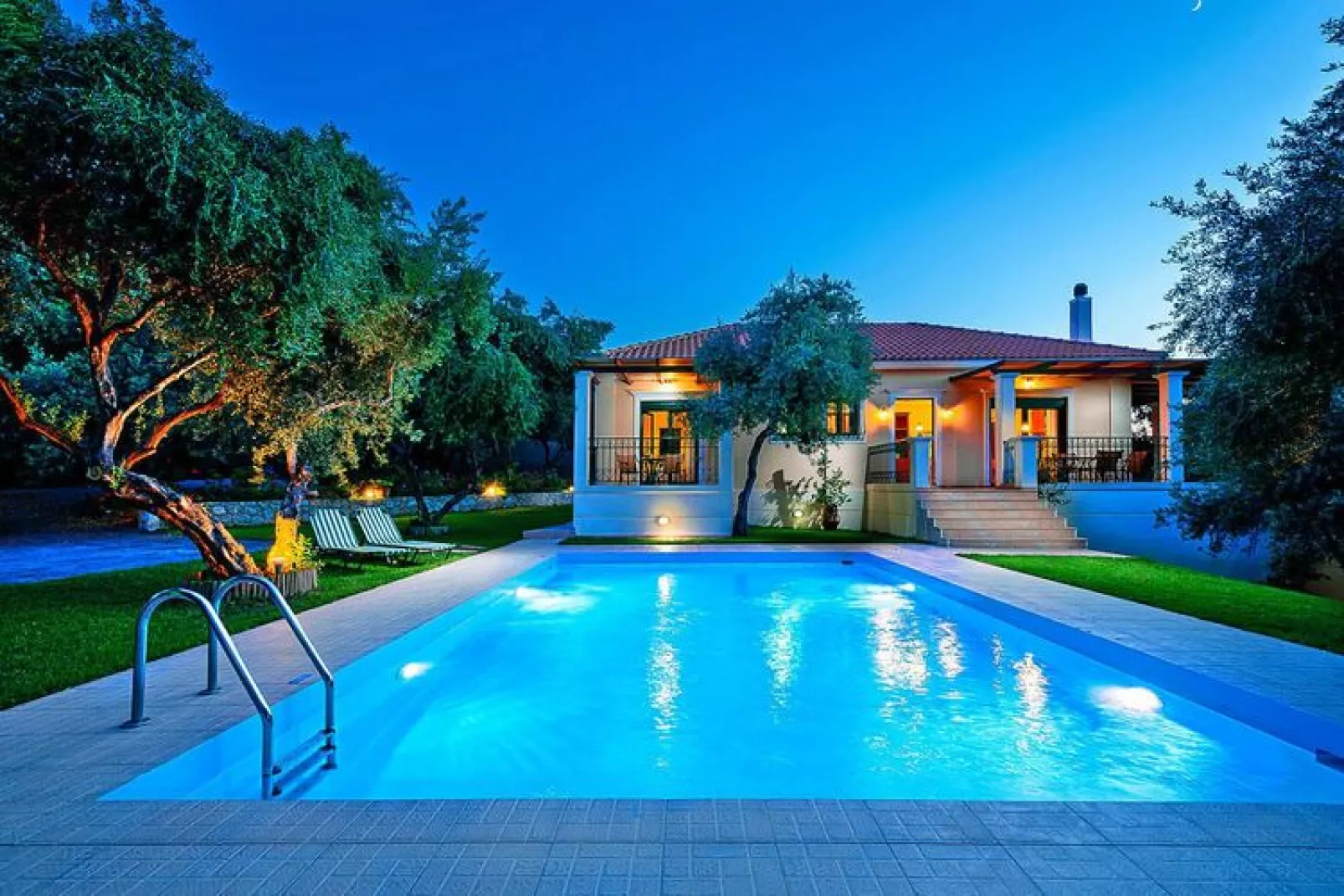 Villa Valia Galatas-Zwembad