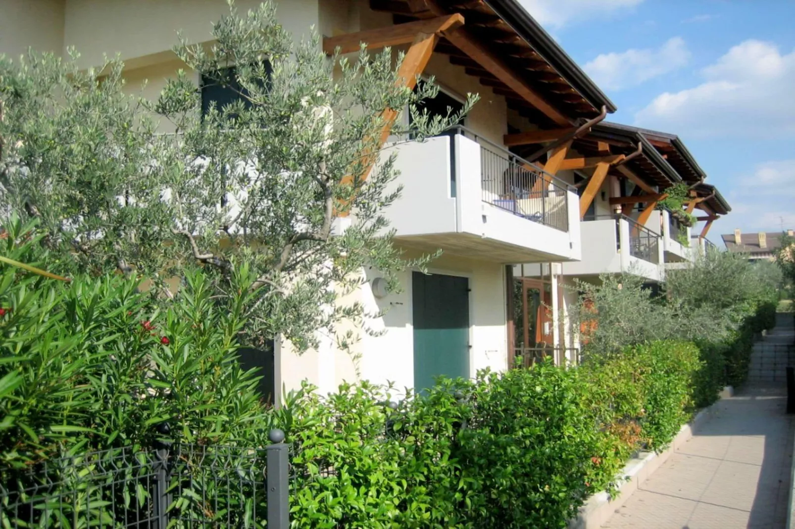 Stijlvol appartement in Lazise met privétuin-Buitenkant zomer