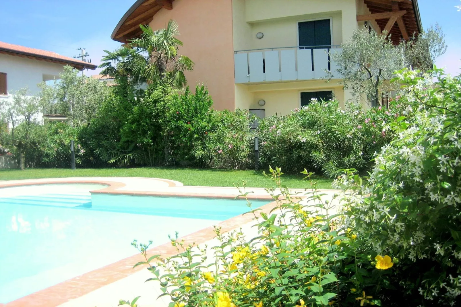 Stijlvol appartement in Lazise met privétuin-Zwembad