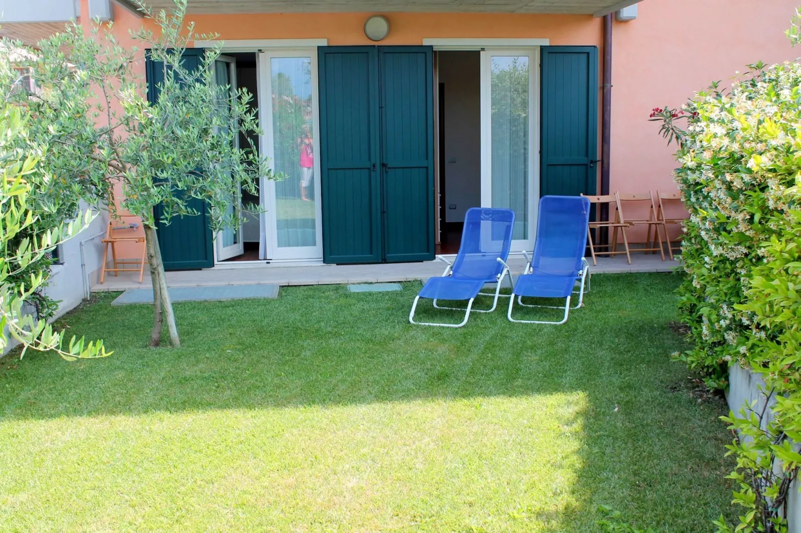 Stijlvol appartement in Lazise met privétuin-Tuinen zomer