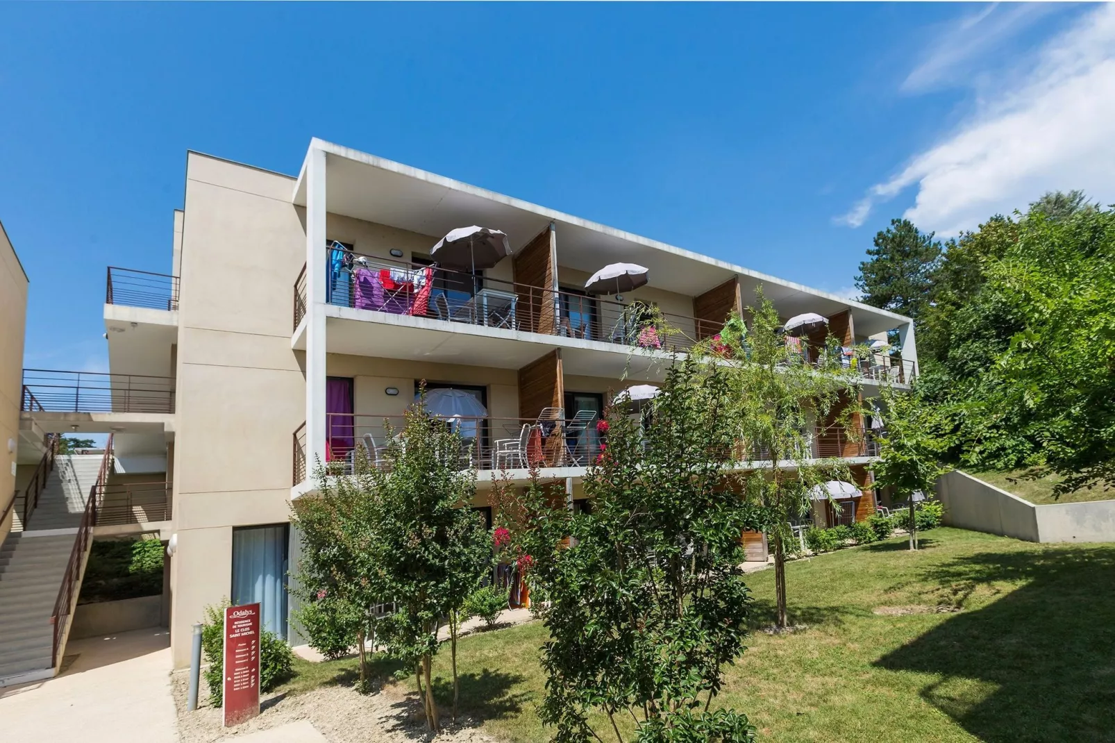 Le Clos Saint Michel 1-Buitenkant zomer