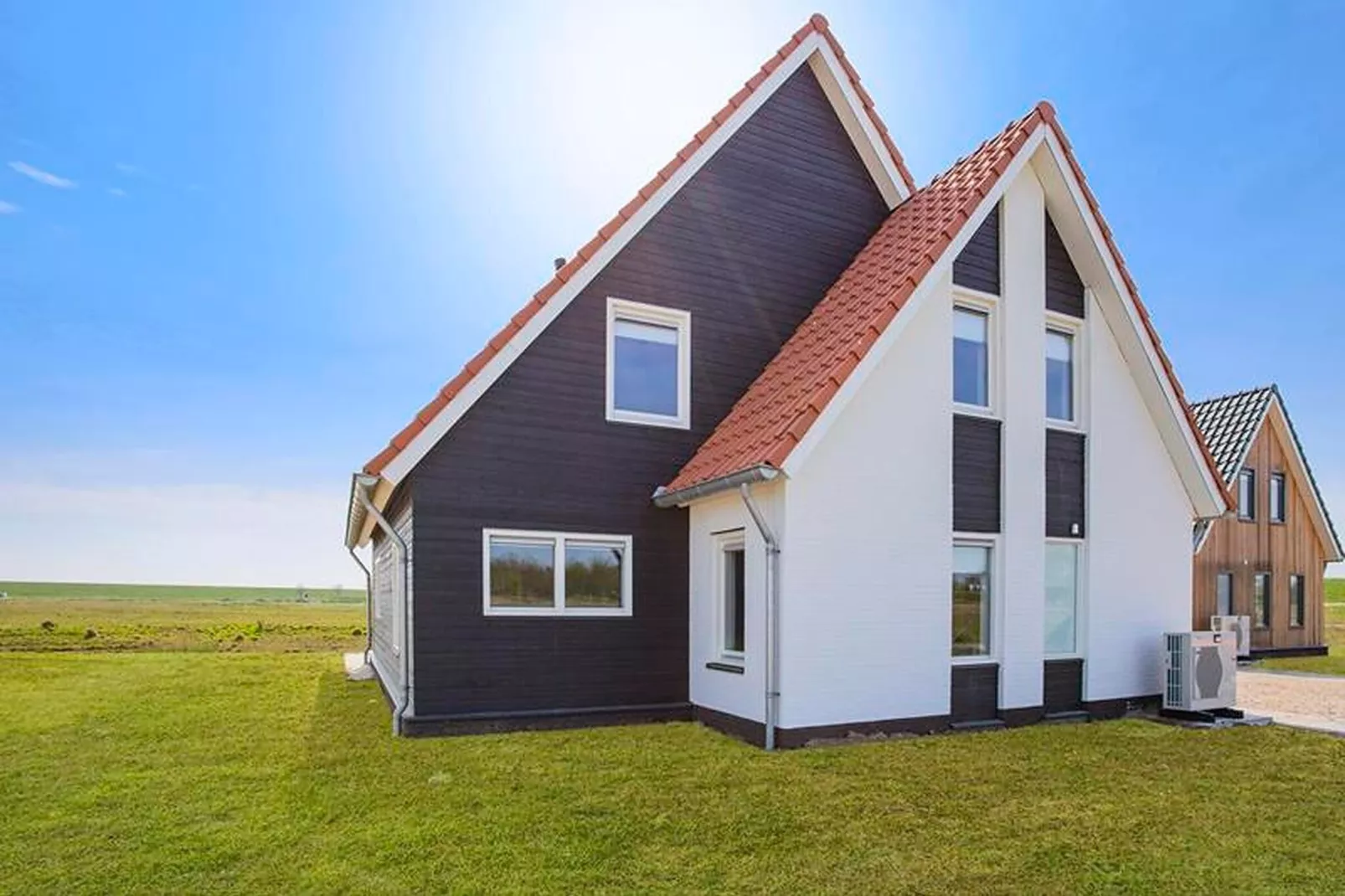 De Pimpelmees Huis Nr 52-Buitenkant zomer