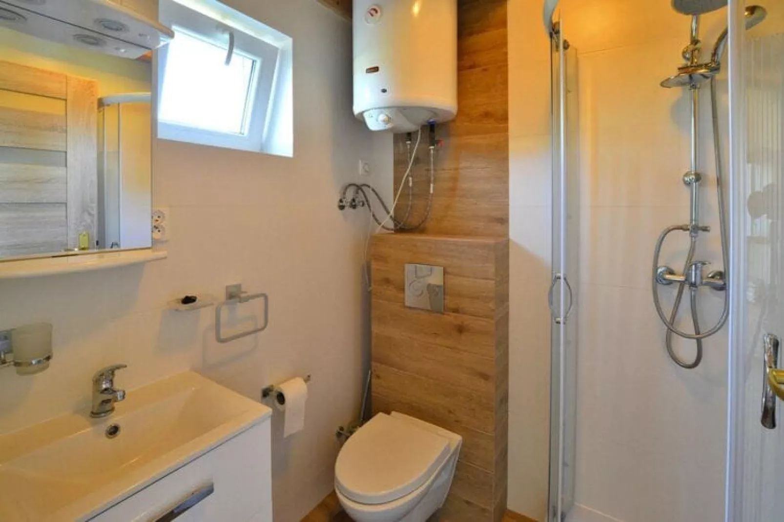 Domek piętrowy TYP B Łącko-Badkamer
