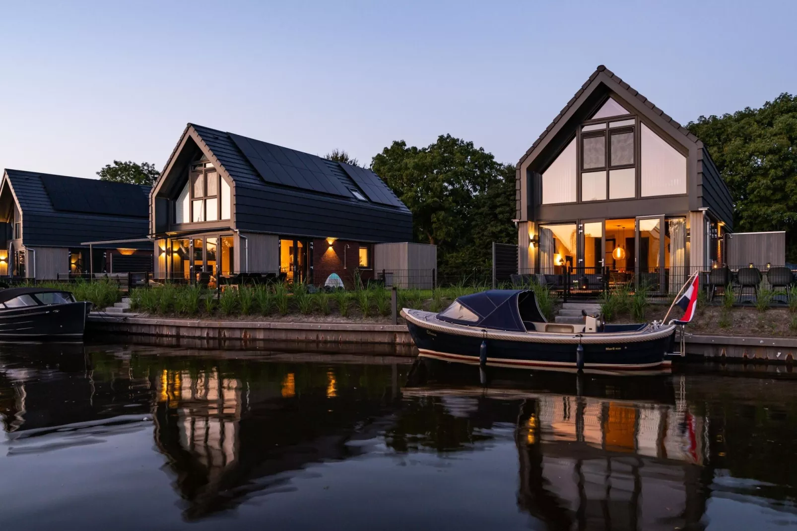 Watervilla Njoggen-Buitenkant zomer