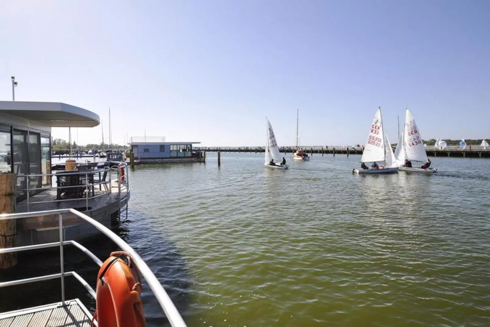 Houseboat Floating House "Leni", Ribnitz-Damgarten-Leni-Uitzicht zomer