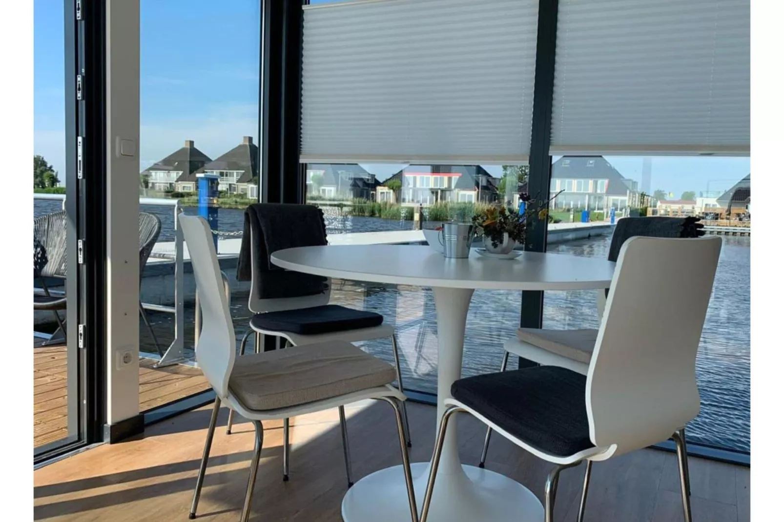 Houseboat Earrebarre - Paviljoenwei 1 - Offingawier-Eetkamer