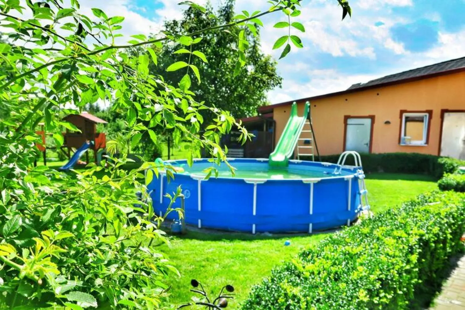 Domek letniskowy ROMEK Ostrowiec Slawienski-Tuinen zomer