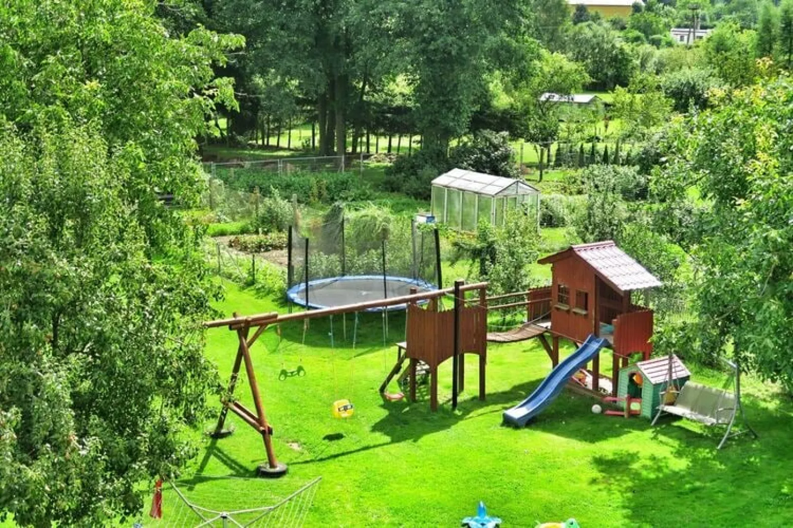 Domek letniskowy ROMEK Ostrowiec Slawienski-Tuinen zomer
