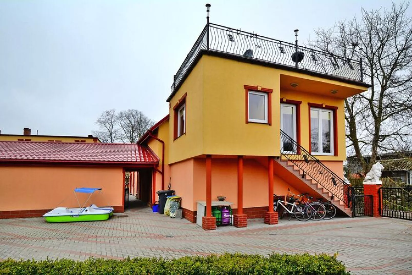Apartament Ostrowiec Sławieński-Buitenkant zomer