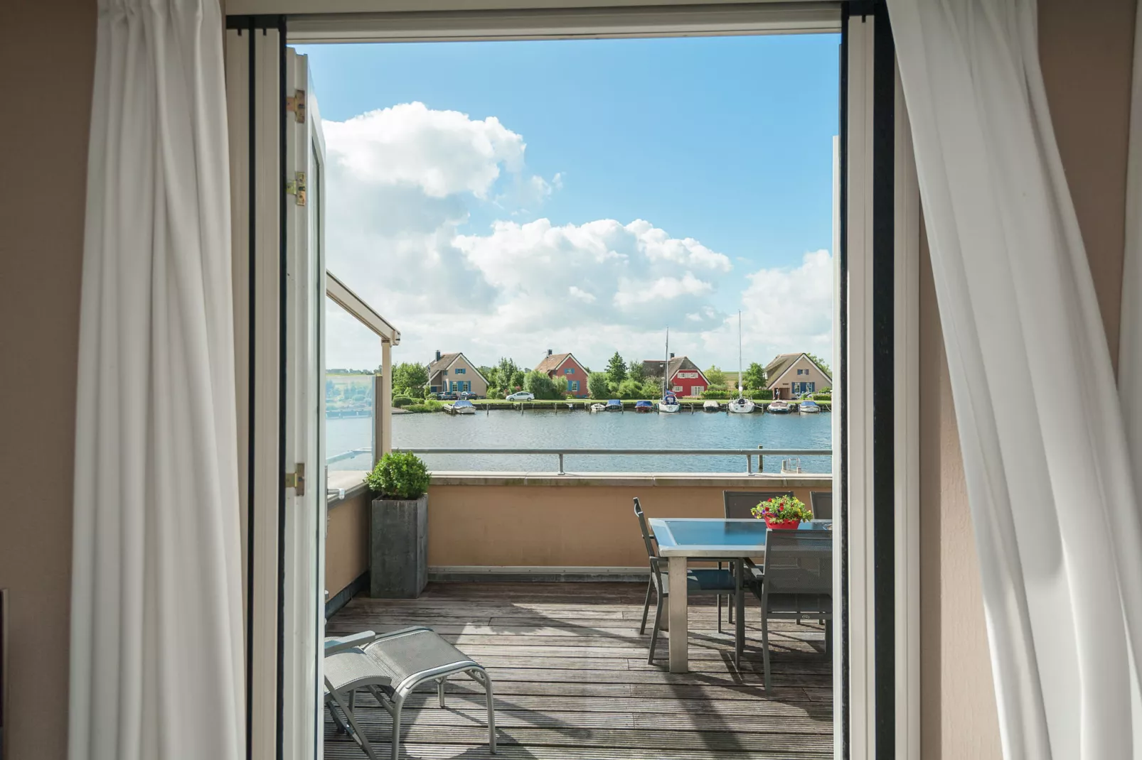 Moderne schiphuiswoning in Stavoren-Zwembad