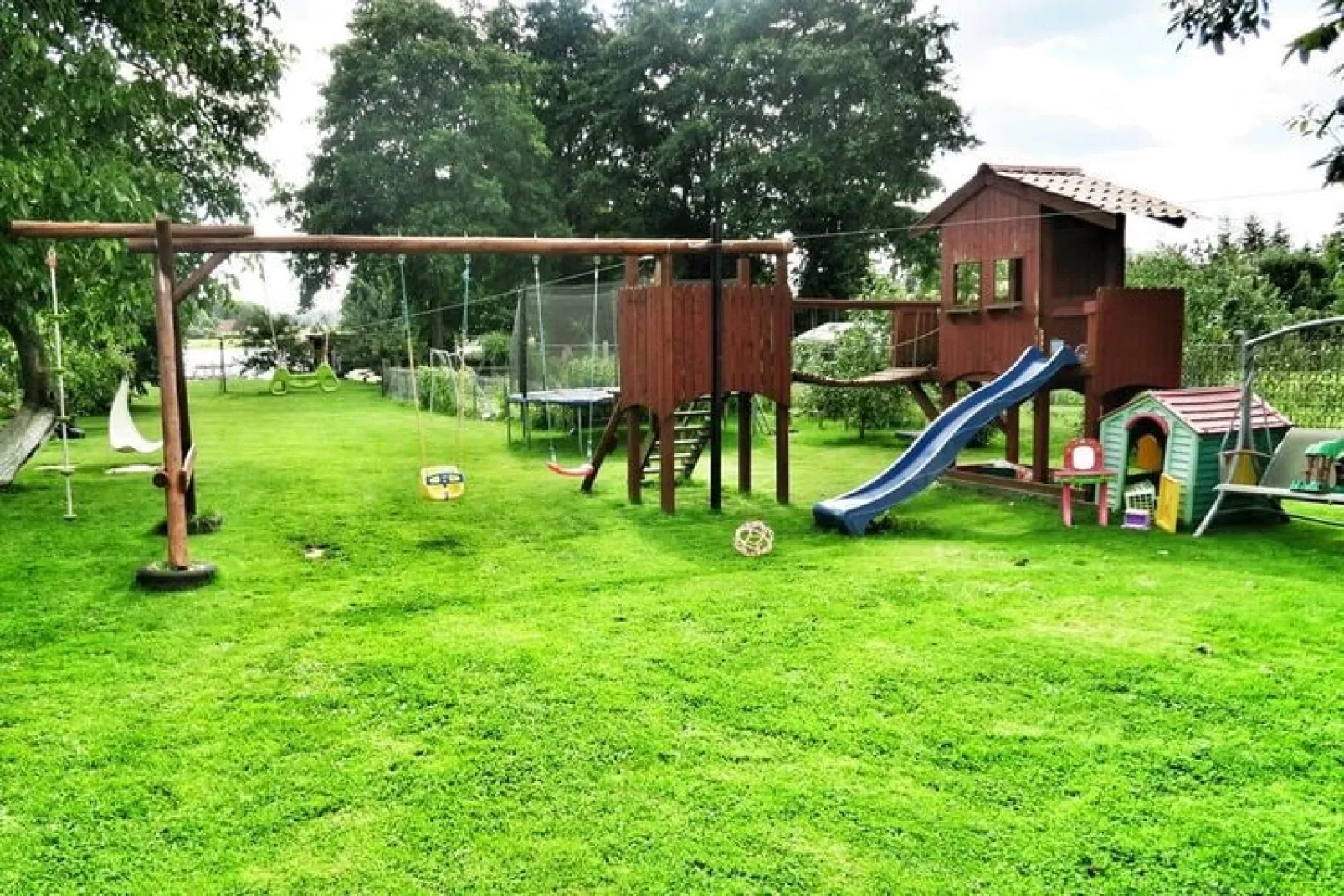 Domek letniskowy PATRYK Ostrowiec Slawienski-Tuinen zomer