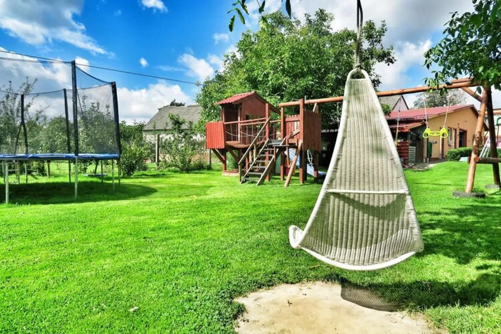 Domek letniskowy PATRYK Ostrowiec Slawienski-Tuinen zomer