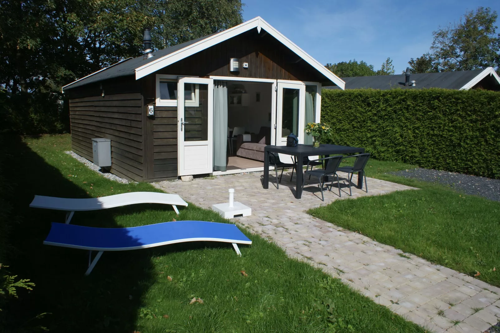 Knus huisje met fijne tuin, gelegen in Friesland-Buitenkant zomer