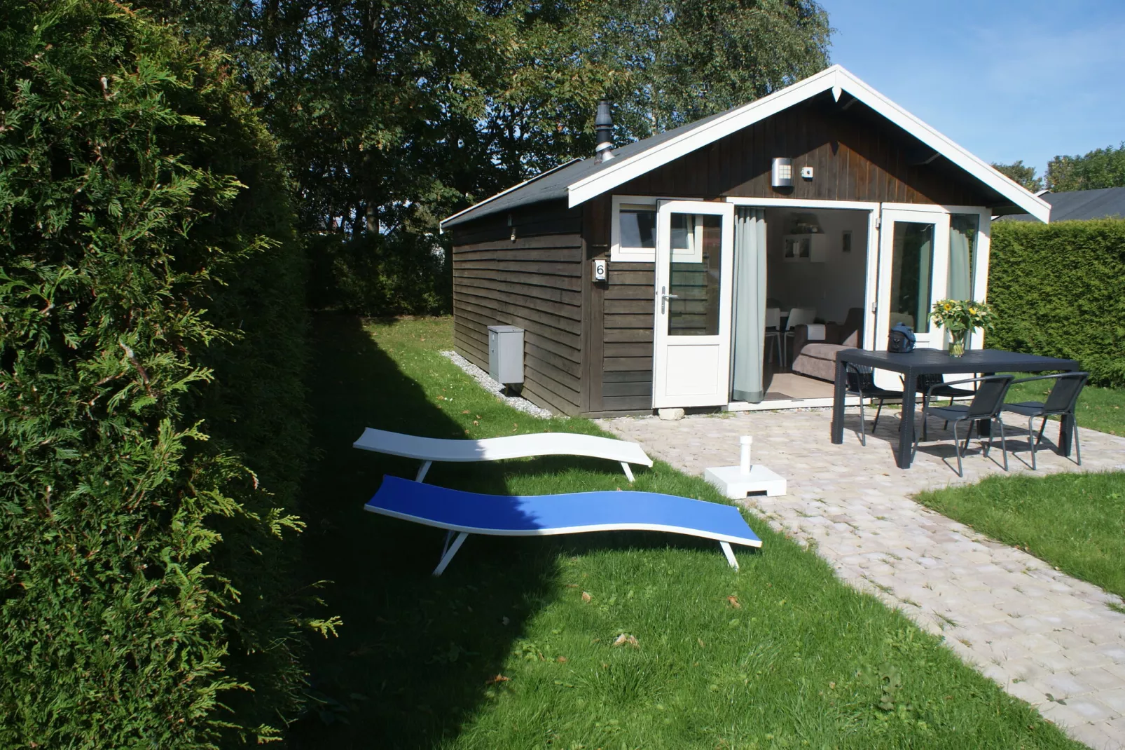 Knus huisje met fijne tuin, gelegen in Friesland-Buitenkant zomer