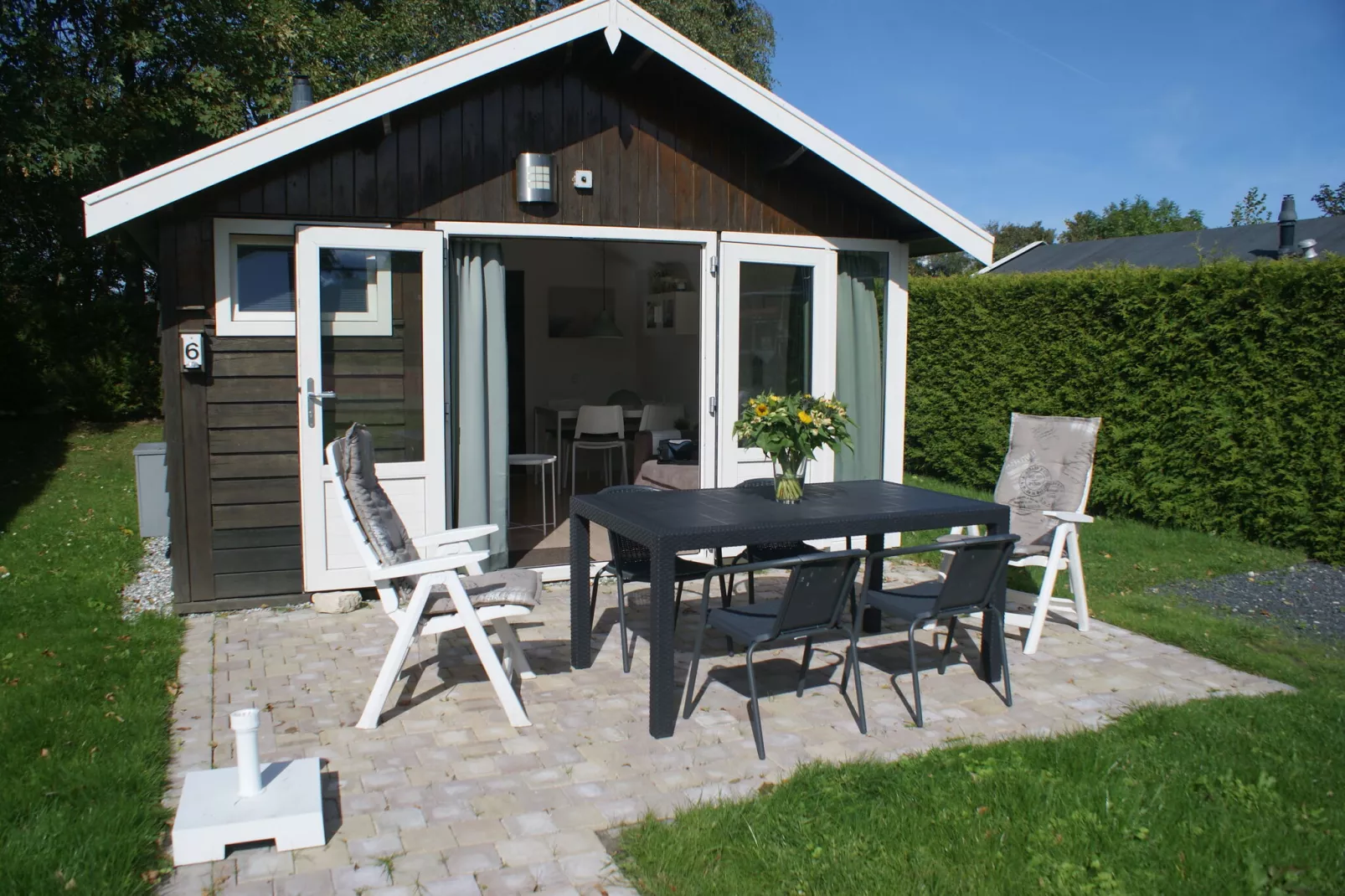 Knus huisje met fijne tuin, gelegen in Friesland-Terrasbalkon