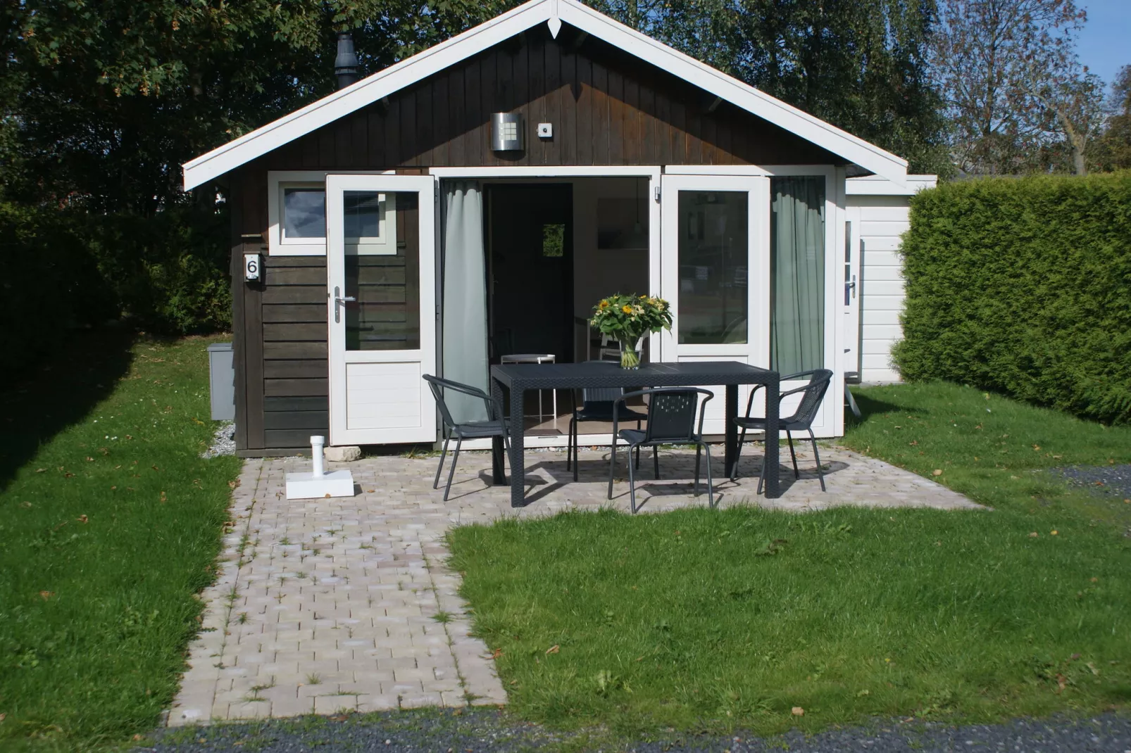 Knus huisje met fijne tuin, gelegen in Friesland-Tuinen zomer