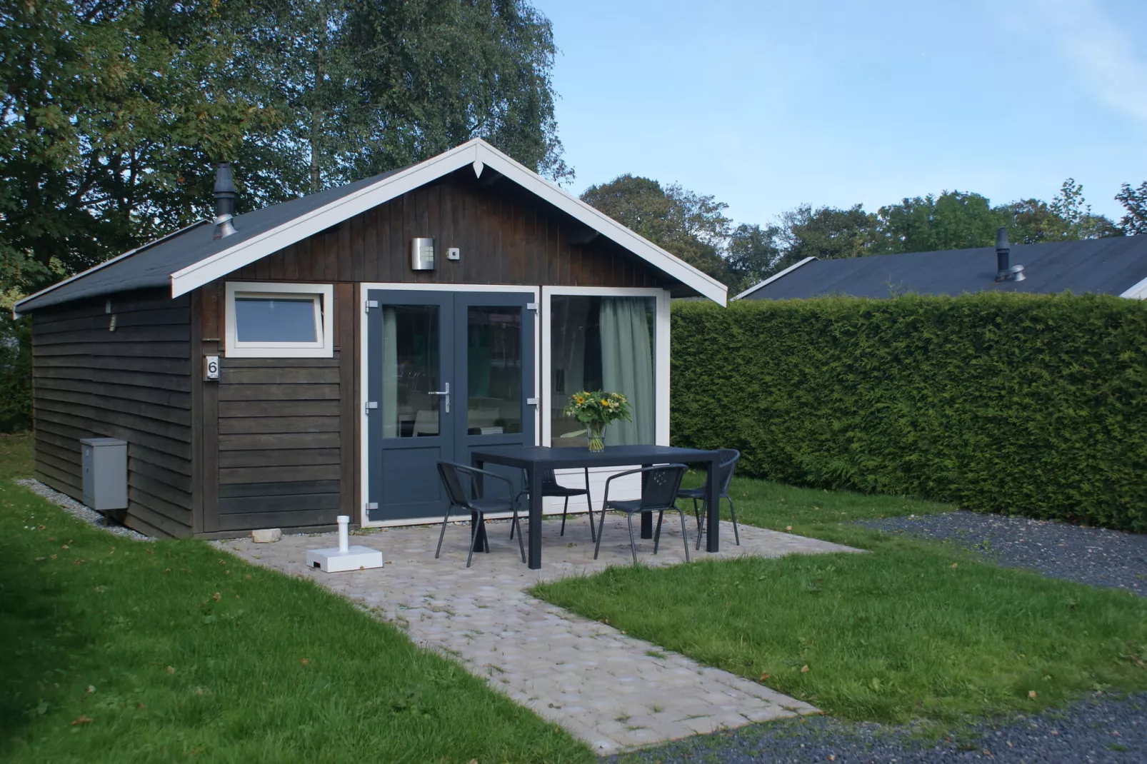 Knus huisje met fijne tuin, gelegen in Friesland-Tuinen zomer