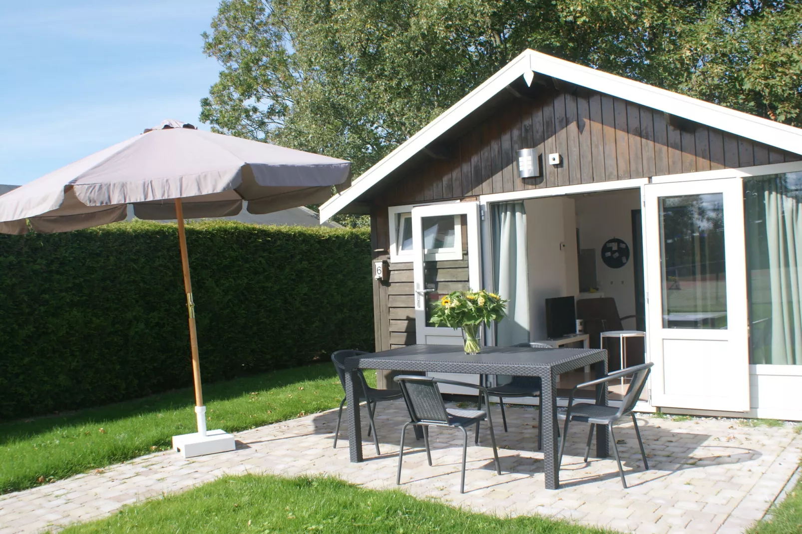 Knus huisje met fijne tuin, gelegen in Friesland-Tuinen zomer
