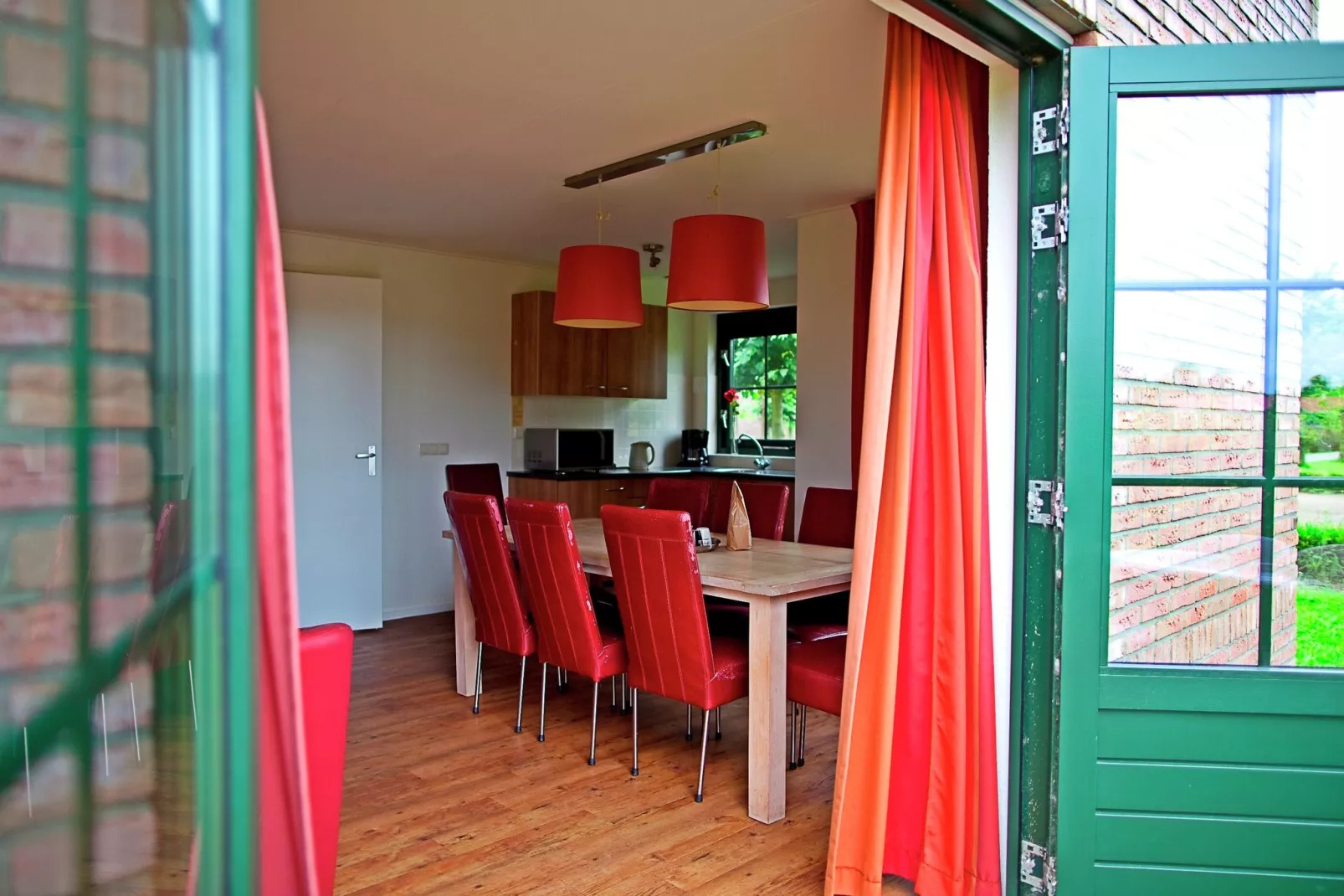 Vakantiepark Eigen Wijze 5-Eetkamer